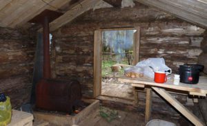 Guardie forestali hanno trovato un serbatoio di acciaio con un lucchetto nel bel mezzo della Taiga e hanno cercato di capire chi lo aveva messo lì. Video.